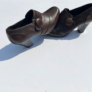 Clarks 8.5 M-Ruby Glam, low ankle bootie, brown leather heels. Bendables.